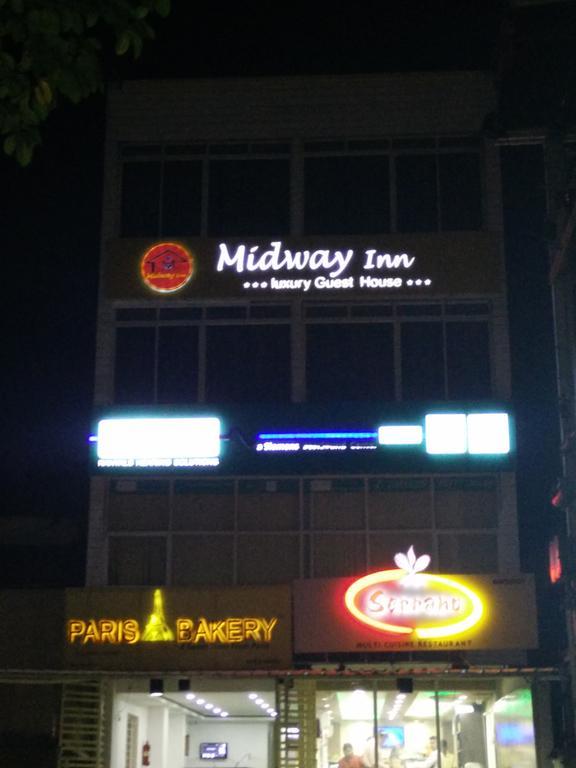 Midway Inn Μπουμπάνεσβαρ Εξωτερικό φωτογραφία